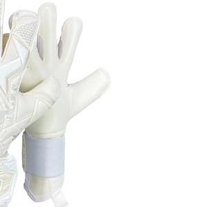 Guantes de portero de fútbol personalizados con servicio OEM, ajuste cómodo de alta calidad para profesionales y logotipo personalizado para hombres a la venta - Product Image 4