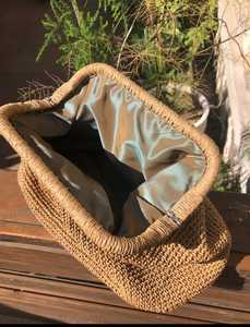 Bolsa de verano de paja oscura hecha a mano, bolso de mano de verano de ganchillo, cierre abierto, borla, bolso de playa personalizable, bolso de mimbre - Product Image 2