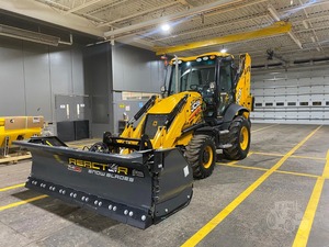 รถตักล้อยาง JCB 3CX ขนาดกะทัดรัด พร้อมผานตักหิมะ สำหรับงานก่อสร้างและบำรุงรักษาในฤดูหนาว - Product Image 1