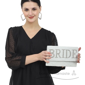 Pochette da sposa bianca artigianale con ricami floreali astratti in perline argentate e chiusura magnetica |   Boutique per Matrimoni - Product Image 1