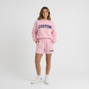 Ensemble de survêtement décontracté rose 2 pièces pour femme : sweat-shirt à col rond et épaules tombantes et short imprimé mi-lourd pour le loungewear - Product Image 1