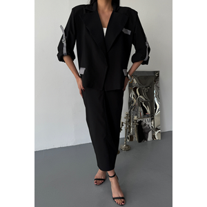 Conjunto de Chaqueta Corta y Falda Negra para Mujer - Product Image 6