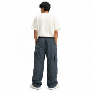 Pantalones Cargo de Nylon Personalizados al por Mayor para Hombre, Cintura Elástica, Pierna Ancha, Múltiples Bolsillos, Cordón Ajustable, Ligeros, Estilo Casual Urbano - Product Image 2