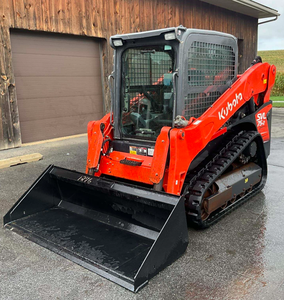 Chargeuse compacte sur chenilles Kubota SVL75-2, moteur diesel, rouge/noir, avec godet frontal, pompe hydraulique et boîte de vitesses - Product Image 1