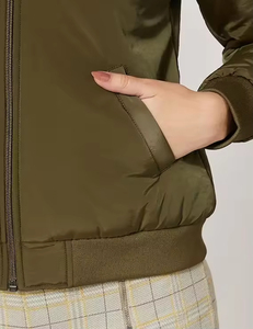 Blousons Bomber matelassés de haute qualité pour femmes avec col montant et manches raglan zippées fabriqués au Pakistan. - Product Image 3