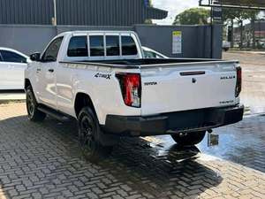 Pick-up Toyota Hilux TRX 2.8L Diesel Turbo Automatique 4x4 Cabine Simple d'occasion, jantes en alliage d'aluminium R17, sièges en tissu - Product Image 3