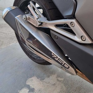 Copertura Adesiva 3D Personalizzata per Scarico Honda Integra 2016-2025 - Dimensioni e Logo Personalizzabili - Product Image 1