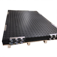 Tapis de protection au sol robuste pour le transport de composants de turbines d'éoliennes sur site d'installation, pour grue et plateforme de sol.