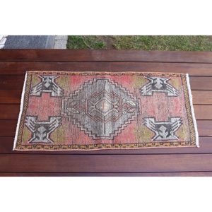 Alfombra Turca de 1.5x3.2 pies, Alfombra Pequeña Vintage, Alfombra Sólida Roja y Verde - Product Image 1