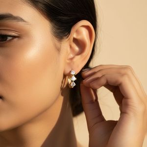 Pendientes de Aro con Diamantes de Corte Pera de 0.90 CTW con Engaste de Garras - Product Image 6