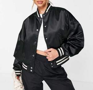 Chaqueta de Satén de Diseño Nuevo Personalizada al por Mayor, Chaqueta Bomber de Satén para Mujer de Manga Larga con Forro Acolchado de Diamantes y Botones, Chaqueta de Invierno - Product Image 4