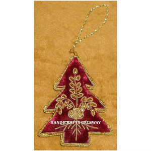 Decoración colgante de Navidad en cantidad a granel con forma de árbol en color rojo hecho con tela con adornos bordados dorados Zari - Product Image 1