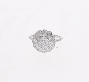 แหวนเพชรคลัสเตอร์คลาสสิกชุบโรเดียมทองคำขาว 14K เพชรแท้ ดีไซน์ดอกไม้สามชั้นแบบวงแหวนประดับเพชรแบบ Pave-Set - Product Image 2