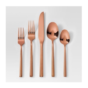 Ensemble de couverts en acier inoxydable attrayant avec finition cuivrée et surfaces résistantes à la rouille pour les besoins alimentaires à long terme - Product Image 1