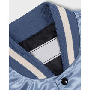 Veste bomber en satin bleu clair pour femmes, bordure côtelée rayée crème, fermeture à boutons pression, finition brillante légère, style urbain - Product Image 3