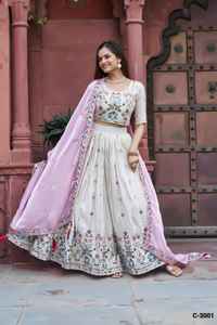 Traje Étnico Indio, Lehenga Choli de Seda Pura con Bordado Intenso de Lentejuelas y Hilos, y Dupatta de Seda Pura - Product Image 3