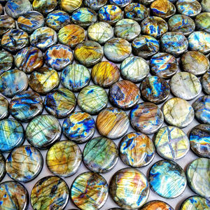 พลอยลาบราโดไรต์ทรงกลมธรรมชาติหลากสีฟ้า ขนาด 20-40 มม. สำหรับทำเครื่องประดับ ขายส่ง - Product Image 3