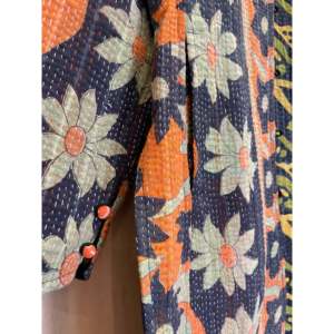 Veste vintage réversible Kantha pour femme, blazer rétro à motif tournesol, tissu matelassé, col mandarin, rembourrage en coton - Product Image 3