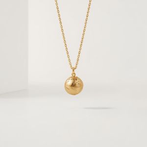 จี้ทรงโลกทองคำ 18K สำหรับผู้หญิง เครื่องประดับทองคำแท้ ทองรีไซเคิลอย่างยั่งยืน เครื่องประดับทันสมัย ผู้ผลิต OEM ประเทศไทย - Product Image 2