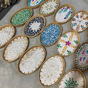 Plateau en rotin incrusté de nacre, rotin et coquillages pour service décoratif, Vietnam par 99 Gold Data - Ms Violet - Product Image 1