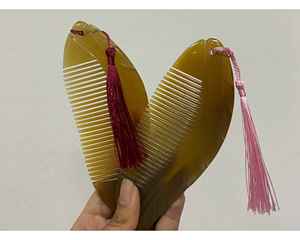 หวีเขาเวียดนามสำหรับนวดป้องกันการชี้ฟูและหนังศีรษะฟันเรียบและด้ามจับแบบคลาสสิกหวีฮอร์นแฮนด์เมดสำหรับใช้ในเส้นผม - Product Image 1