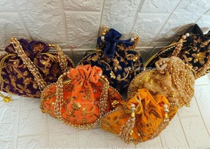 กระเป๋าปักลายอินเดียแบบพ็อตลี คลัทช์ กระเป๋าใส่ของชำร่วยงานแต่งงาน ของขวัญวันเกิด ของชำร่วยงานเลี้ยง กระเป๋าแบบมีเชือกผูก หลายสี กระเป๋าใส่เหรียญ - Product Image 5