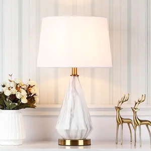 Lampe de table en marbre écologique Valerian avec corps en cristal ABS, fonctionnant sur piles, 3 options de température de couleur pour les chambres et les bureaux - Product Image 3