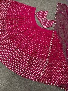 Travail de séquence brodé lourd de lahenga rouge traditionnel attrayant Georgette Lehenga Choli avec le filet doux Dupatta pour le mariage - Product Image 3