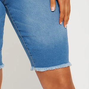 Shorts en jean taille haute pour femmes de haute qualité à la mode en gros Nouveau short en jean coupe ajustée à ourlet brut pour femmes de couleur bleue - Product Image 6