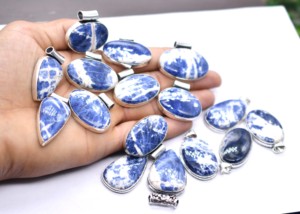Collier pendentif pierre précieuse Sodalite en laiton vintage Accessoire de mode naturel pour femmes enfants Article chaud pour les festivals chrétiens - Product Image 3