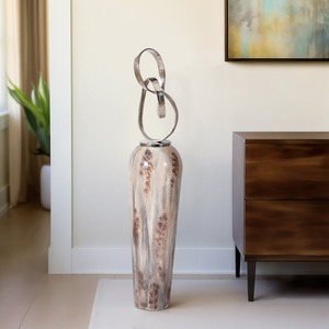 Jarrón decorativo moderno con adorno escultural de metal plateado Jarrón alto y delgado con acabado moteado y acento de bucle abstracto - Product Image 6