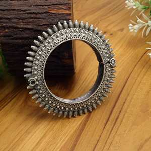 Brazalete de plata redondeada oxidada tradicional, brazalete de tornillo que se puede abrir, pulsera elegante vintage hecha a mano Kada - Product Image 1