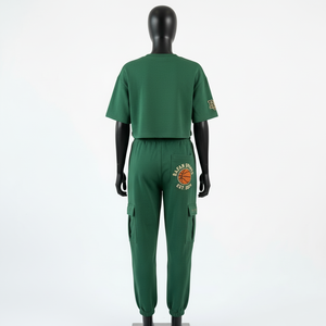 ชุดเซ็ตเสื้อครอปท็อปผ้าฟลีซคอตตอนโพลีเอสเตอร์คุณภาพสูง 320 GSM และกางเกงจ็อกเกอร์คาร์โก้ สีเขียว พร้อมปักโลโก้ตามสั่ง ชุดวอร์มสำหรับผู้หญิง - Product Image 5