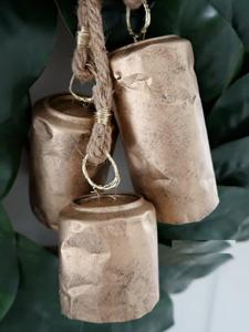 Campanas de vaca de hierro tradicionales para animales con detalles acabados a mano y aspecto clásico para granja y graneros - Product Image 6