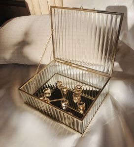 Boîte à bijoux en verre métallique élégante et artistique avec un design luxueux, parfaite pour exposer et stocker des collections de bijoux haut de gamme - Product Image 1