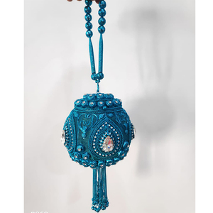 Bolso de Noche Ligero con Cuentas Metálicas de Origen Indio, de Alta Calidad y Color Vívido, con Forro de Seda, Correa para el Hombro y Cierre de Beso - Product Image 1