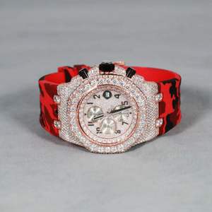 Montre analogique de luxe personnalisée à affichage style Hip Hop Moissanite deux tons glacé de haute qualité diamant ceinture en caoutchouc rouge 20mm verre - Product Image 6