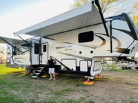 Caravane tout-terrain, camping-car, remorque de camping, motorhome, caravane de voyage, RV à vendre à prix avantageux avec livraison rapide aux États-Unis