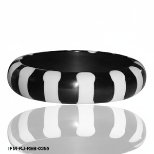 Brazalete de Resina Hecho a Mano con Rayas Blancas y Negras, Brazalete Geométrico Grueso con Incrustaciones para Mujer - Product Image 1