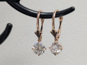 Boucles d'oreilles Lurba Jewels en or rose 18 carats massif, diamant de laboratoire taille brillant 2,50 carats certifié IGI, design élégant et luxueux - Product Image 1