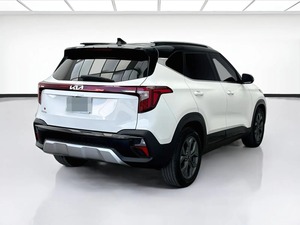 SUV Seltos S 2024 d'occasion, blanc, 5 places, transmission automatique, phares LED, pneus R18, conduite à gauche, intérieur tissu, à vendre - Product Image 3