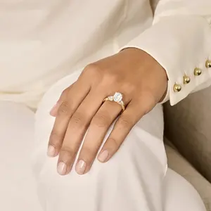 Anillo de Compromiso con Tres Diamantes de Corte Ovalado y Diseño Único para Cada Ocasión - Product Image 5