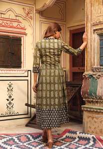 Robe bohème en lin, coupe trapèze, longueur mollet, imprimée à la main, pur coton, noir et vert, mode éthique - Product Image 2