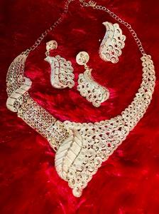 Ensemble de mode vintage plaqué or 24 carats comprenant collier boucles d'oreilles bracelets peignes avec perle de diamant principalement en cuivre USA France - Product Image 5