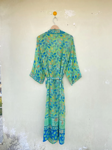Kimono Sari en soie recyclée vintage bleu fait à la main Style indien vêtements de plage avec ceinture fabuleuse taille libre à séchage rapide pour toutes les saisons - Product Image 3