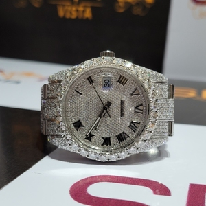 Montre de luxe à quartz ronde avec diamants, chiffres romains audacieux, bracelet en acier inoxydable entièrement pavé, résistance à l'eau 10 bars, bracelet entièrement serti - Product Image 5