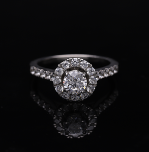 Elegante anillo de compromiso de halo de diamantes naturales de oro blanco de 14 quilates con Centro brillante redondo y diamantes de acento pavé en la banda - Product Image 1