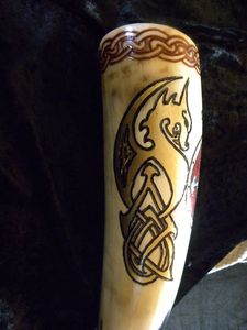 Taza de cerámica de cuerno vikingo festivo hecho a mano para hidromiel y cerveza para fiestas navideñas y alegrías navideñas - Product Image 2