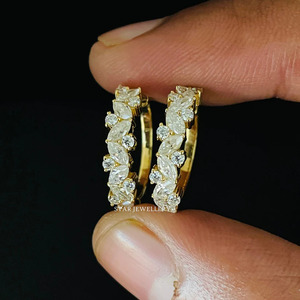 Pendiente de aro de diamante de forma mixta para dama de honor de pera de oro macizo de 14 quilates Joyería fina. - Product Image 1