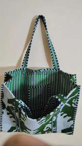 Bolso de Algodón Acolchado Reversible Hecho a Mano, Bolso de Hombro de Compras Respetuoso con el Medio Ambiente, con Cierre de Cadena y Diseño de Estampado Floral - Product Image 4